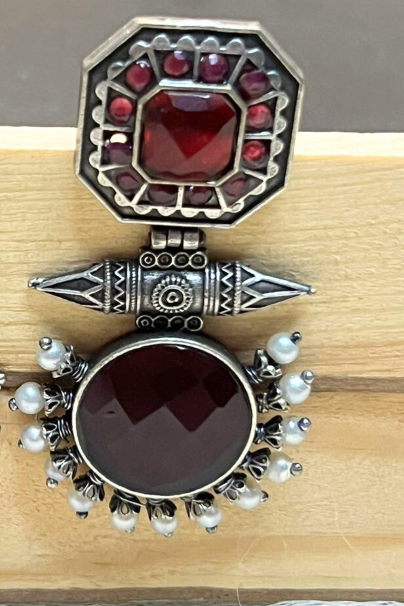 Original Stone Silver-Look Stud Earrings – Deep Red with Pearl Drops